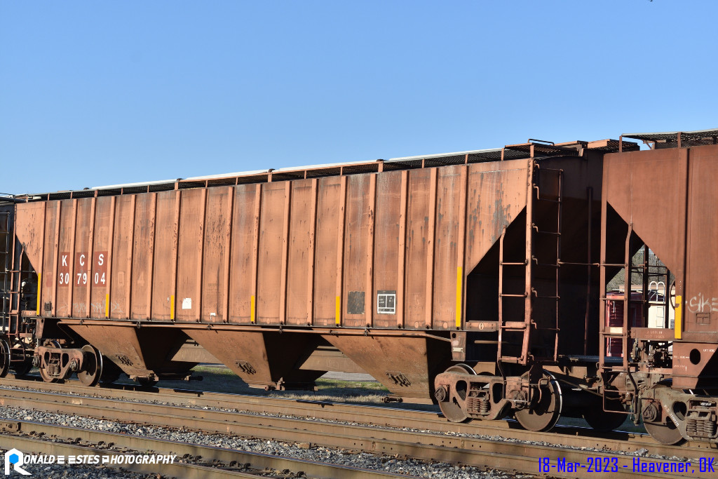 PRN2023030327_499 Kansas City Southern KCS 307904 Hopper Car 59' 11" LO C113 3 Bay Covered Ribbed 4750cf BLT/NEW 12-1979